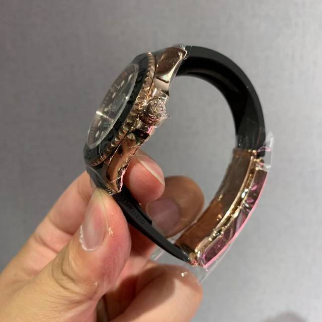 126655,表径40毫米,全套未用7月卡,公价213000,现货好价有一只。图文详情