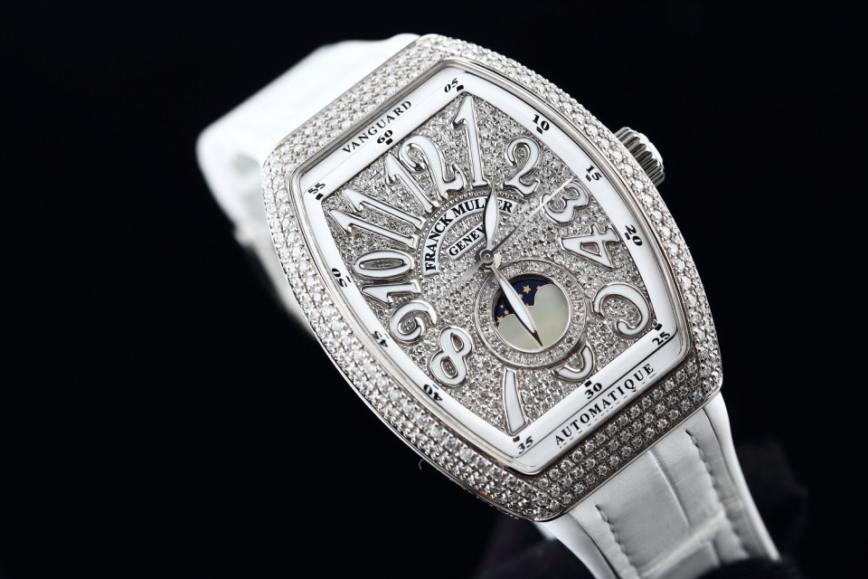 二手95新法穆兰v32后镶钻手表价格,值多少钱?