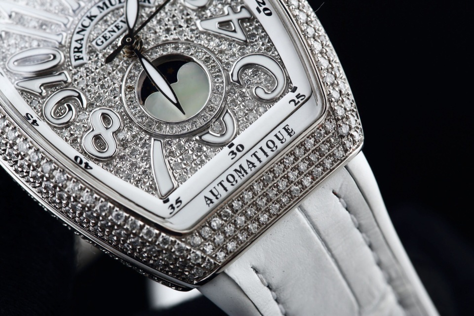 二手95新法穆兰v32后镶钻手表价格,值多少钱?