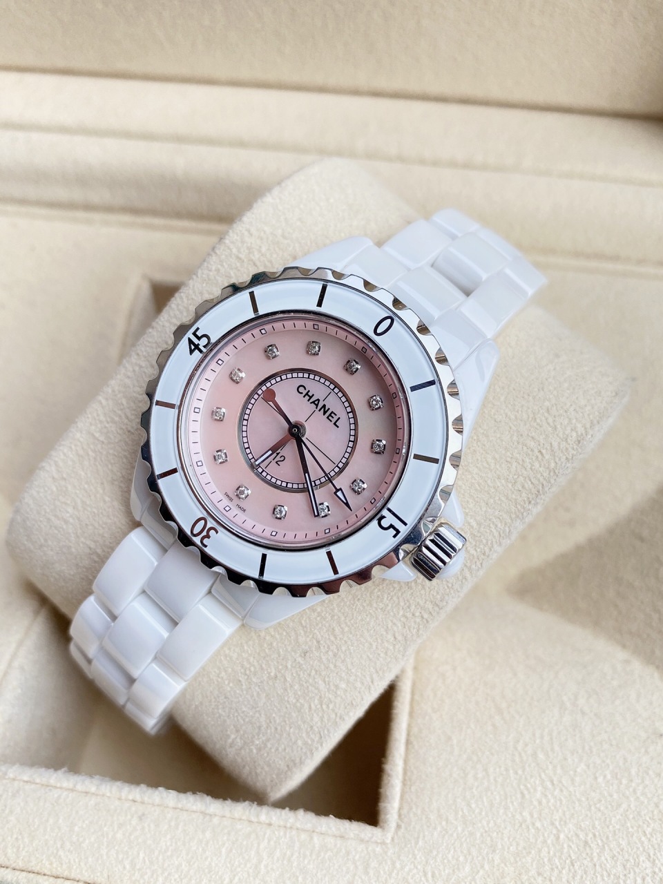 图文详情香奈儿j12系列h5513女士石英腕表,表径33mm,粉色珍珠贝母表盘