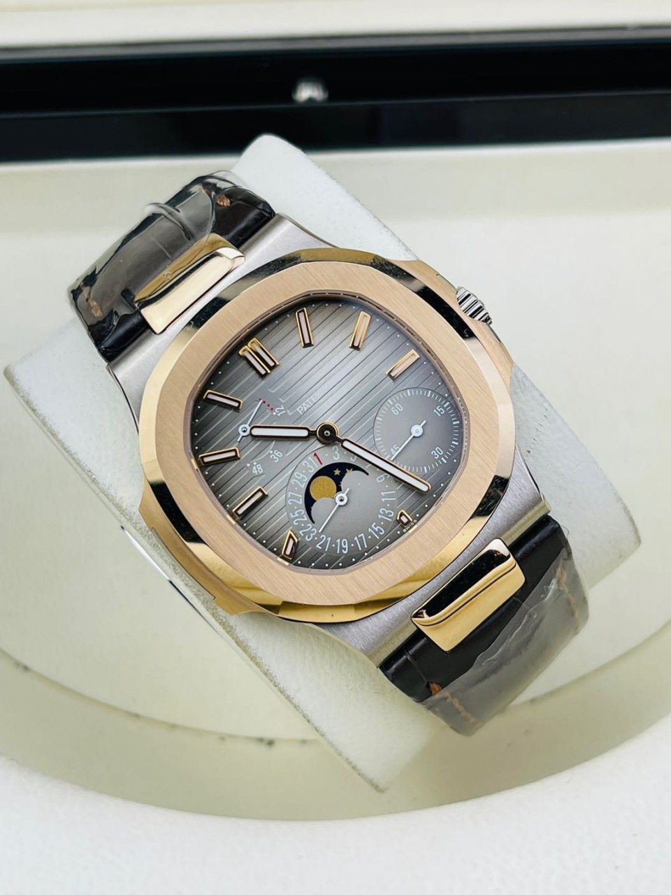 二手未使用百达翡丽5712gr手表价格,值多少钱?